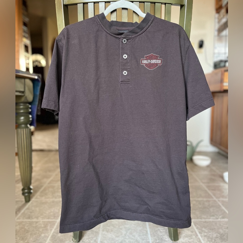 Harley-Davidson Motorcycles men’s Henley brown shirt. Size L